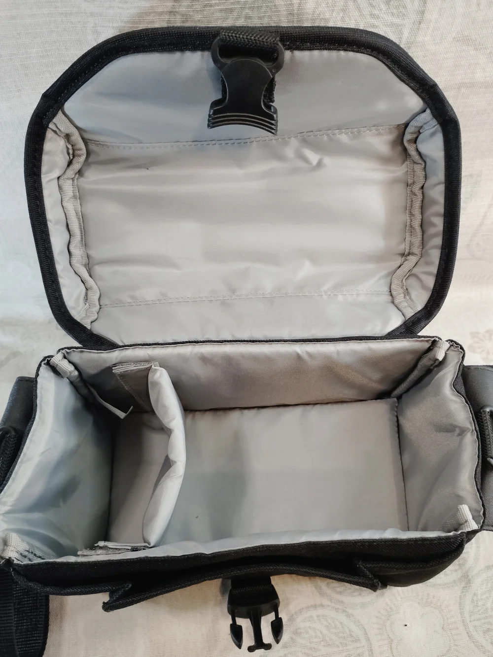 Tamrac Black Messenger/Crossbody /Camera Bag with Shoulder Strap